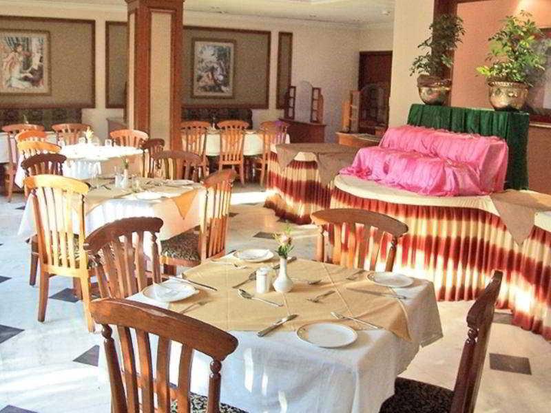 Comfort Inn Sunset Ahmedabad Restaurang bild